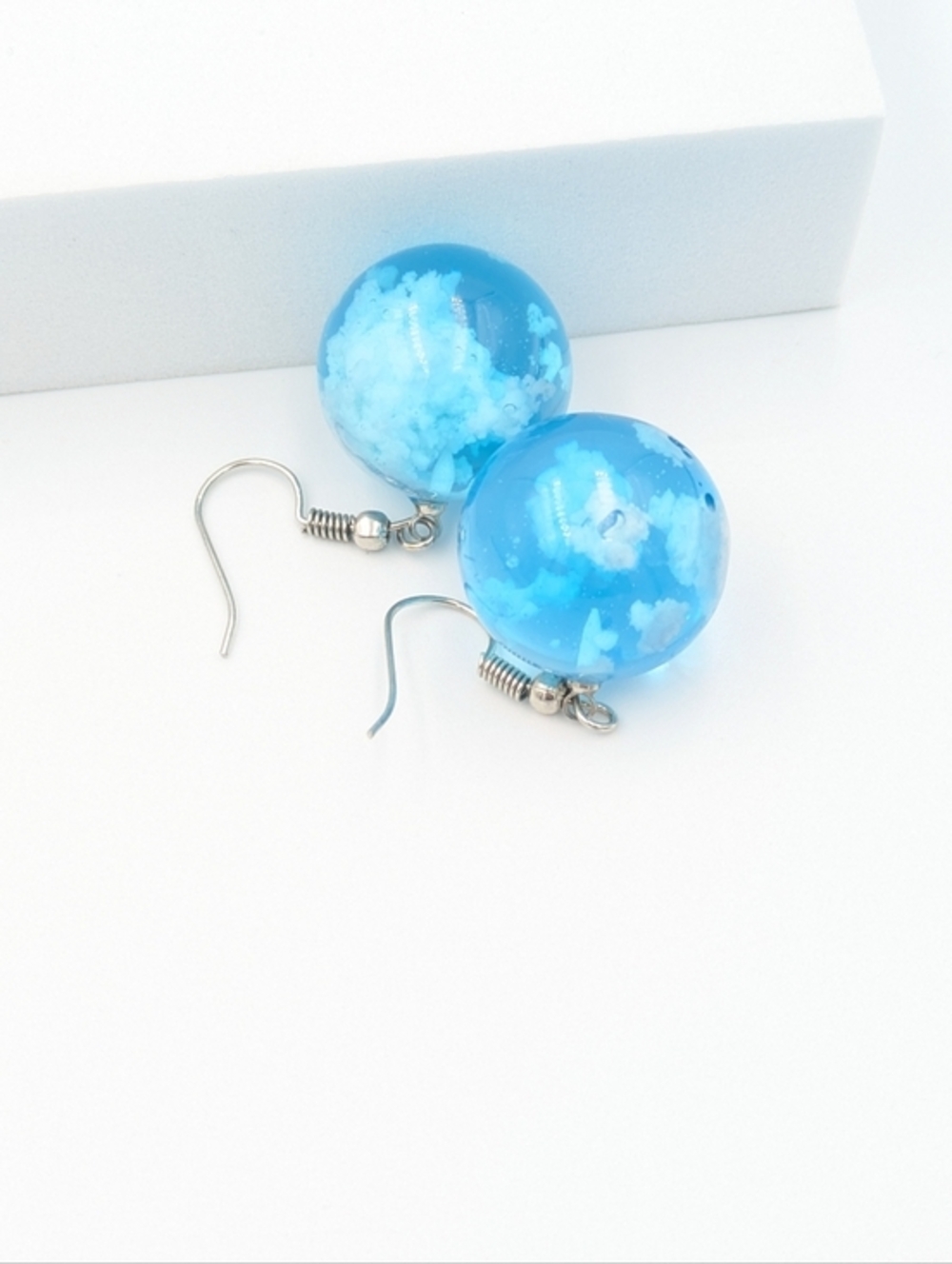 5/25$  Blue resin cloud and sky look ball dangle earrings